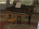 Екатерининский Дворец, комната с роялем близко
